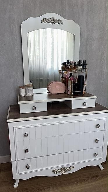 Klassik üslubda ağ rəngli güzgülü tualet masası/dresser - Üst hissədə lalafo.az -da Klassik üslubda ağ rəngli güzgülü tualet masası/dresser - Üst hissədə