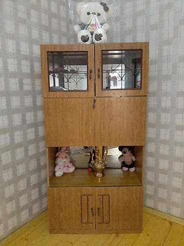 Dolab, suseli yeri ve orta qapili olan icerisi iki bolmelidir, hec bir