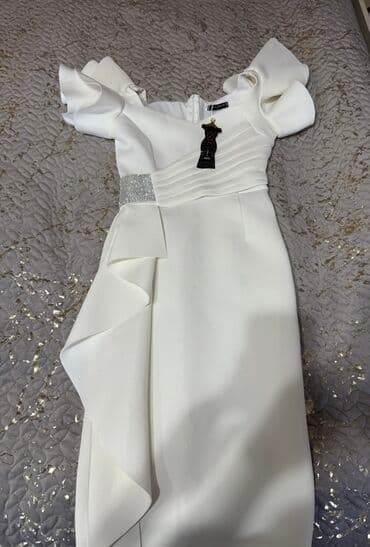 kişilər üçün saç boyası: Ağ rəngli, qısa qollu, dizə qədər zərif qadın donu. Donun qolları qısa — 2