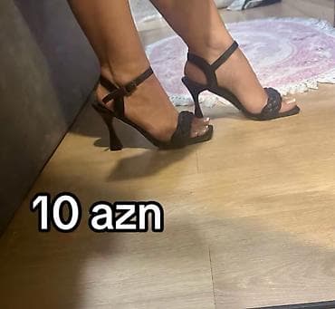 bağlı sandallar: Qadın üçün zərif sandal – qara rəngdə, kvadrat burunlu və nazik hündür — 1