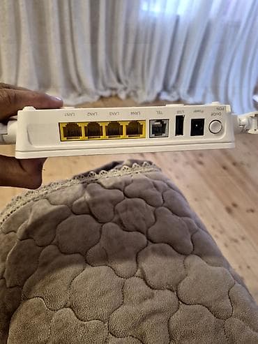 pristavka smart tv: Huawei Wi‑Fi router Xüsusiyyətlər: - İki ədəd xarici antena – daha — 2