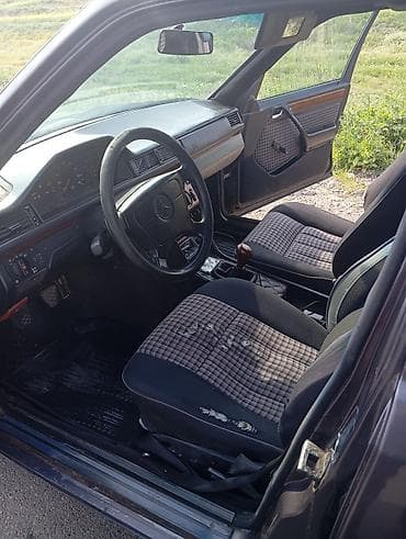 Mercedes-Benz W124 sedan - Ban növü: sedan, 4 qapı - Rəng: tünd boz -