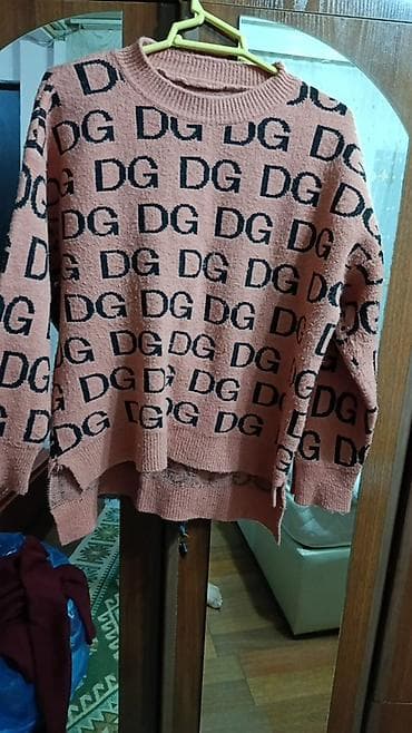 Qadın sviteri - Model: DG loqolu, all-over naxış - Rəng: toz-çəhrayı