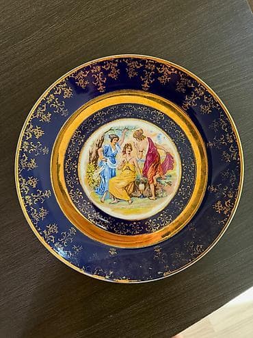 e herfi şekilleri: Vitrinli qab-dadya dolabı və içində klassik kolleksiya qablar dəsti — 3