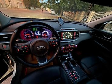 Kia Sorento – ağ rəngli, tam ölçülü SUV Xüsusiyyətlər: - Geniş və — 4