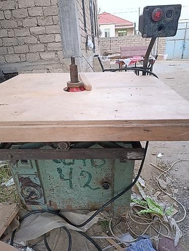 Tecili satilir.Taxta emalı üçün frez dəzgahı satılır. Bicagi uzerinde