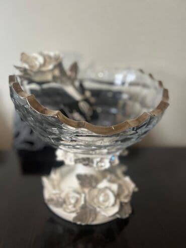 Şüşə və keramika qarışığıdan hazırlanmış, əl işi gümüşü gül detalları