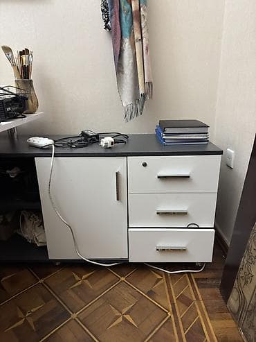 Офисные столы: Ofis üçün L formalı iş masası + stul - Rəng: ağ və qrafit/qaranlıq — 3