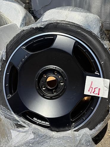 235/40R22 ölçülü təkərli qara rəngli avtomobil diski. Bu disk müasir