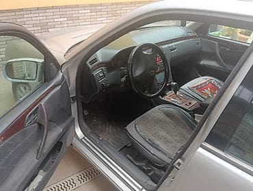 bmw x6 30d xdrive: Mercedes-Benz E-Class: 2.1 l | 2000 il Sedan — 7