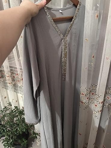Boz rəngli, uzun və geniş kəsimli abaya/kaftan. Qollari ve boynu qasli — 3