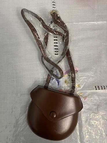 Qəhvəyi çiyin çantası - Material: hamar səthli süni dəri - Rəng: tünd