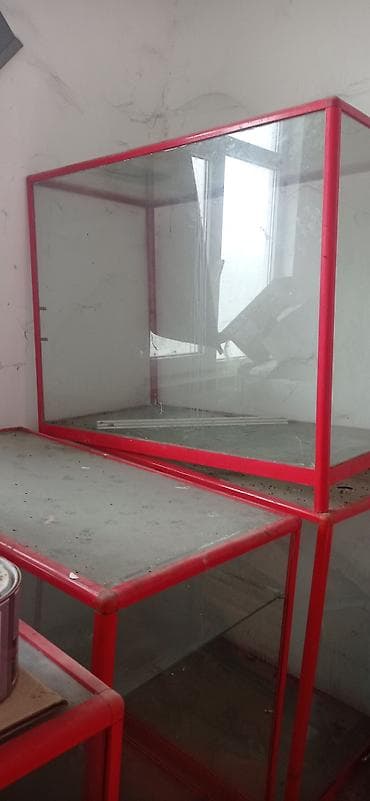 Şüşə vitrin – qırmızı metal karkaslı - Material: dörd tərəfi şəffaf — 3