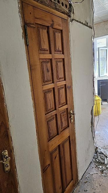 qapilar 2023: 3 ədəd mdf otağ qapısı, 3 ədəd taxta qapı, 1 ədəd setqalı plastik — 8