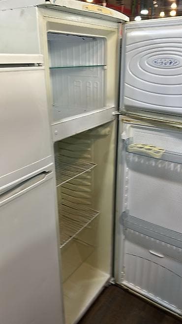 İki qapılı soyuducu (üstdə dondurucu) - Korpus: klassik ağ rəng