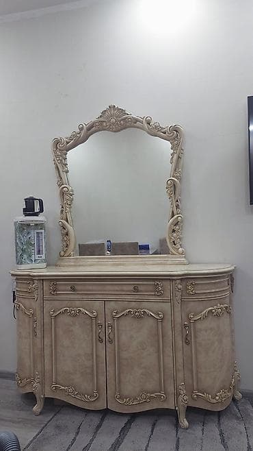 bar oturacaqi: Klassik üslubda vitrinli bufet - Material: ağac əsaslı korpus, şüşə — 4