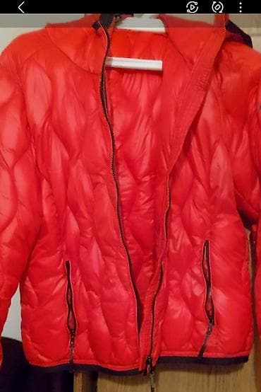 ag pencek: Qırmızı rəngli yüngül puff gödəkcə - Model: kapüşonlu, ön hissə tam — 2