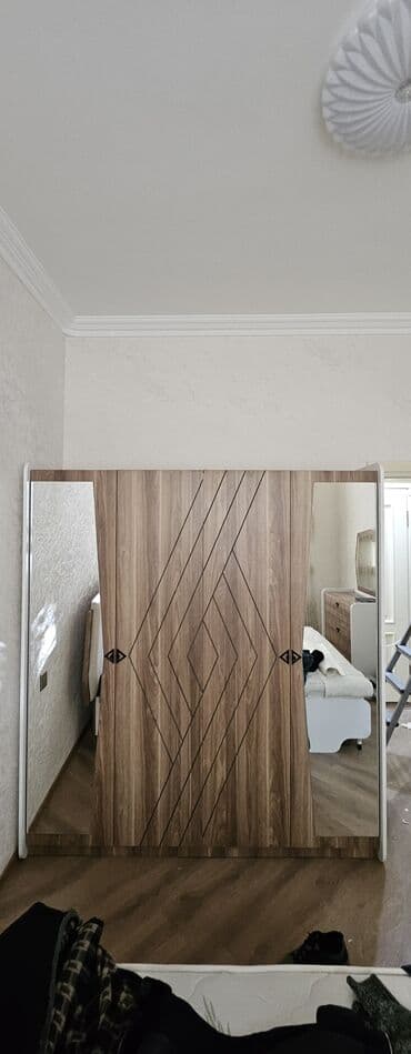 белая мебель в спальне: 2 односпальные кровати, Комод — 2