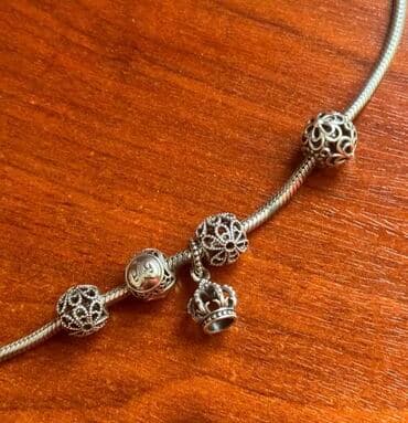 pandora qutusu: Orjinal Pandora 
Qolbaq ve sharmlar. Sharmlar tek tek de satila biler — 3