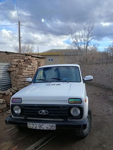 volkswagen touareg ii: LADA Niva (ağ rəng, 3 qapılı ofroud kupe/hetçbek). - 4x4 daimi tam — 6