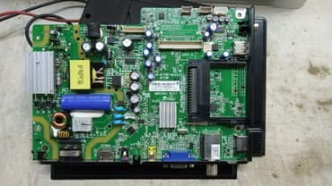 TCL. LED televizorun ana platasi və blok pitaniyasi bir yerdə satılır