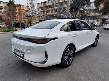 Aksesuarlar və tüninq: Model: Omoda A05 (sedan) Rəng: ağ Yanacaq sistemi: hibrid (benzin + — 4