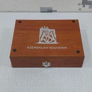 şahmat satılır: İçki qabı dəsti şahmat lövhəsi ilə birlikdə satılır. Üzərində Qız — 6