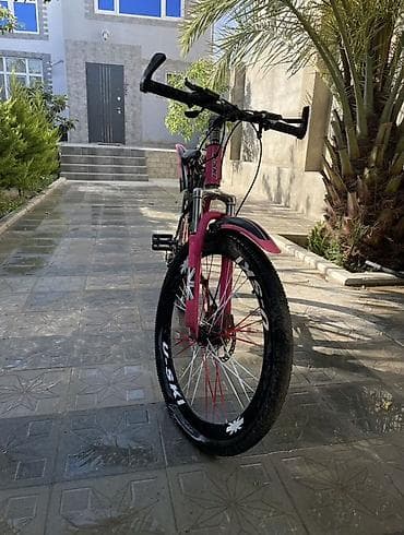 volta vsm: U-SKI dağ/şosse hibrid velosipedi - Rəng: çəhrayı-qara, dekorativ — 1