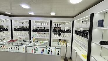 parfum vitrine: 170 cesid yag top ve delux keyfiyyetde. Her biri ortalama 50/100ml — 2