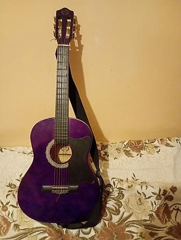 gitara satilir: Bənövşəyi rəngdə, 6 simli akustik gitara. Ön hissəsində qara rəngli — 2