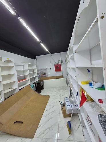 Mağaza üçün vitrin və rəf avadanlıqları komplekti. Komplektə — 3