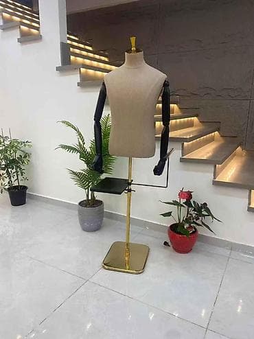 Premium Dizayn: Qızılı Altlıqlı və Hərəkətli Qollu Kişi Manekeni Bu lalafo.az -da Premium Dizayn: Qızılı Altlıqlı və Hərəkətli Qollu Kişi Manekeni Bu