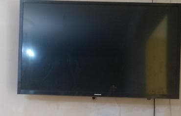panel cit: Samsung televizor - Ekran: təxminən 40–50 düym diaqonal (divara — 1