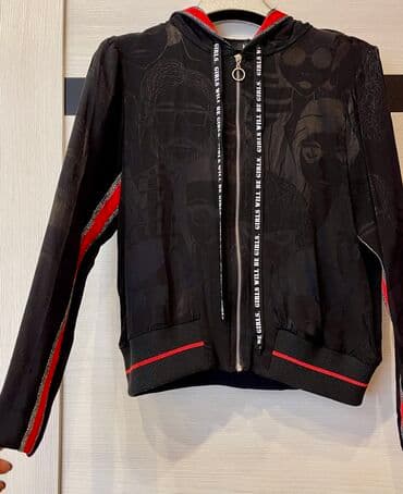 Dəst satılır. Az geyilib. M ölçü. S ölçüyədə gedir