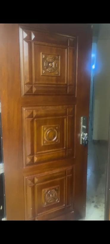 plasmas qapi: Seyf qapı 250 azn.ölçü: çərçivəsiylə Üz.2.12 san Eni 103 sm Ünvan — 4