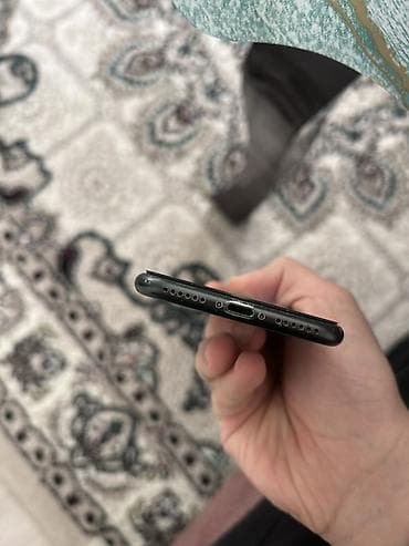 2 ci el laptop: IPhone 7, 32 GB, Qara — 8