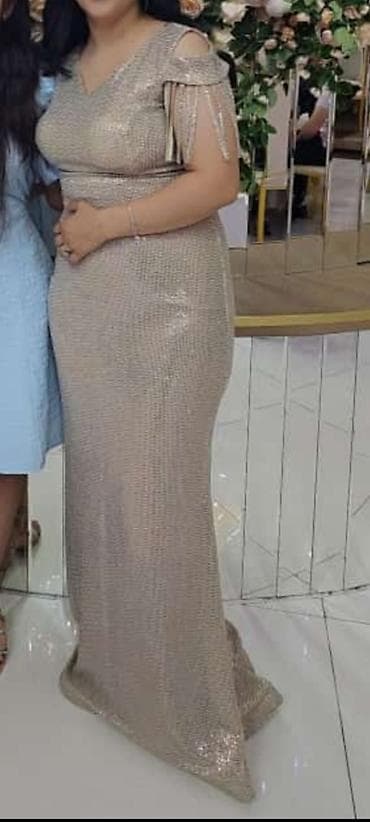 Üst geyimi: Zərif gecə/libas – uzun, bədənə oturan kəsim. Açıq bej/şampan tonunda — 2