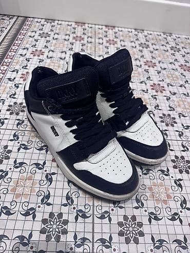 ağ ketlər: Qara-ağ rəngdə qadin üslublu idman ayaqqabısı - Brend: DNKY (dil — 3