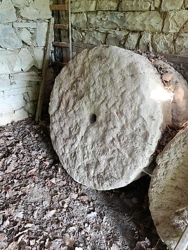 kreditle drel: Məhsul: Təbii daş dəyirman daşları (çəkiclə yonulmuş, mərkəzində ox — 3