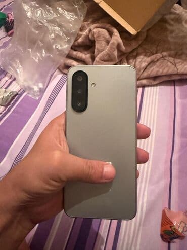 telefon divar kağızları 2022: Samsung Galaxy S22 — 1