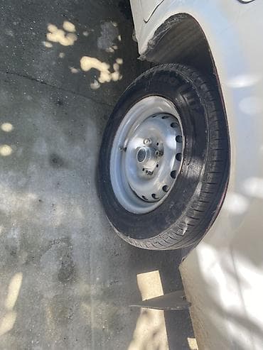 traktor satış: VAZ 2104, ağ rəngli, universal kuzov. Xüsusiyyətlər: - 5 qapılı — 6