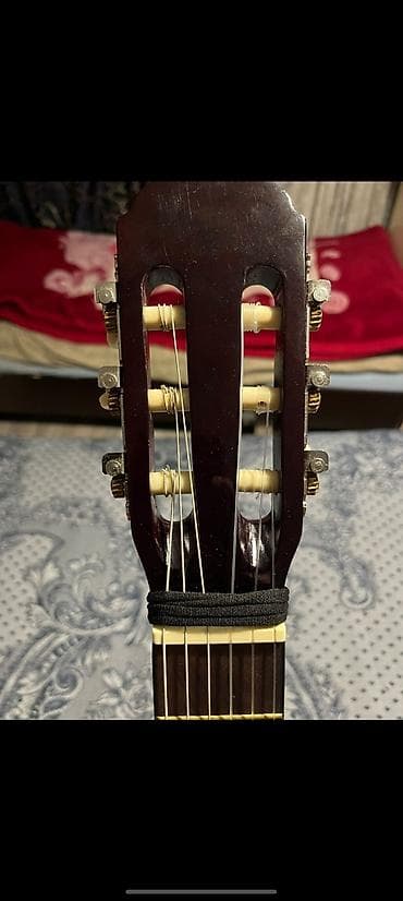 gitara simleri: Klassik akustik gitara – 6 simli - Korpus: klassik forma, parlaq lak — 5
