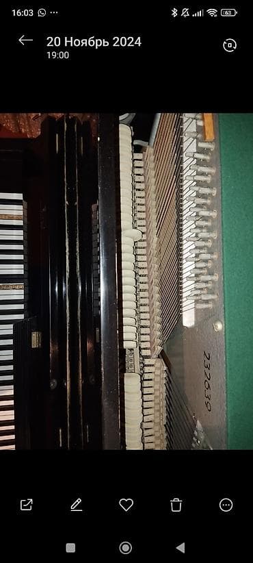 Qara rəngli, klassik korpuslu upright piano. Şəkillərdə alətin həm — 2