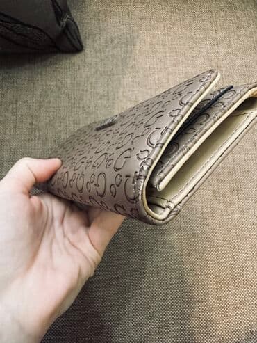 cüzdanlar: Guess cüzdan.Baha alınıb lakin 2 tərəfində cuzi defekt olduğu üçün 25 — 4