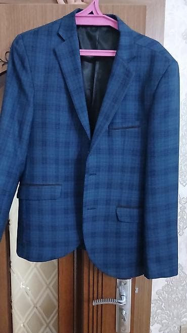 Mavi-çəhrayı tonlarda xalıvari xətli naxışlı kişilər üçün pencək. -