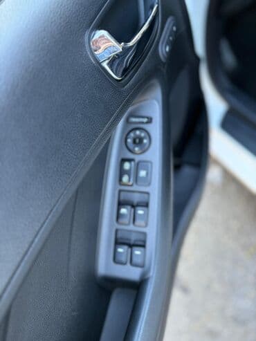 kia masin: Kia K3: 1.6 l | 2014 il Sedan — 8