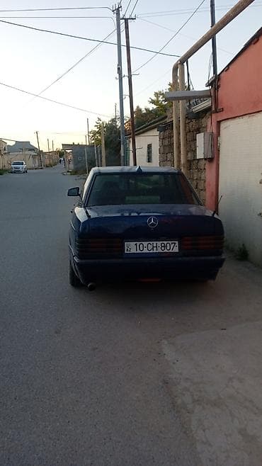 audi 4: Mercedes-Benz sedan (W201 – 190 seriyası). Göy rəngli, 4 qapılı. Arxa — 1