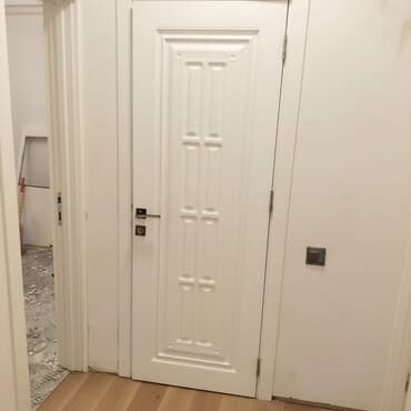 Ağ rəngdə iç qapılar dəsti - Klassik dizayn: biri tam panelli