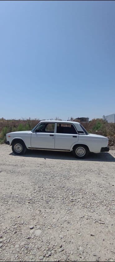 4 goz qaz: VAZ 2107, ağ rəng, sedan kuzov. Əsas xüsusiyyətlər: - Mühərrik: RWD — 4