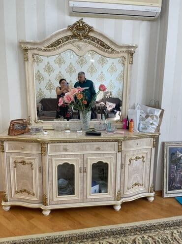 Tavalar: Klassik üslubda qonaq otağı mebel dəsti Tərkib: - Vitrin şkafı: Şüşə — 4